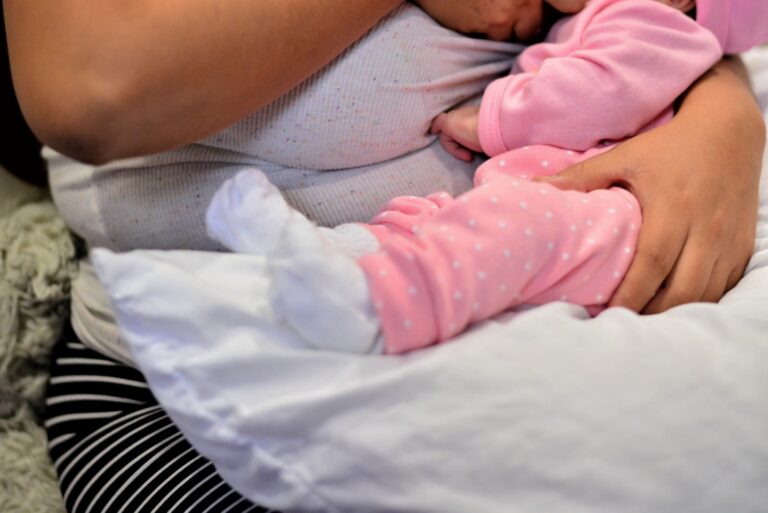 Recibe santuario migrante a bebé de familia hondureña