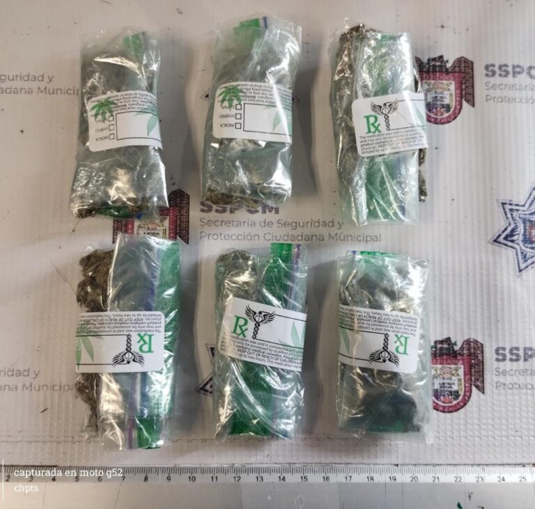 Capturan policías a un jovencito luego que arrojó un paquete con marihuana