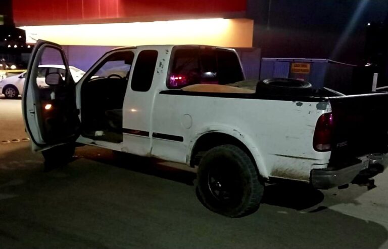 Detienen a dos como presuntos involucrados en la muerte de siete personas que abandonaron en un pick-up