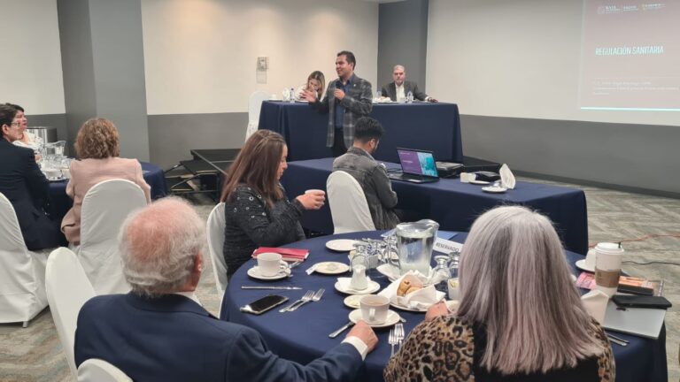 Expone comisionado estatal de la COEPRIS BC acciones en materia de regulación sanitaria