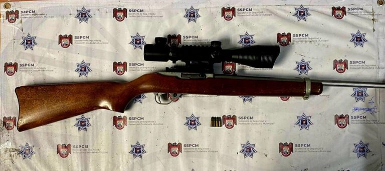 Capturan policías a un sujeto en poder de fusil con mira telescópica