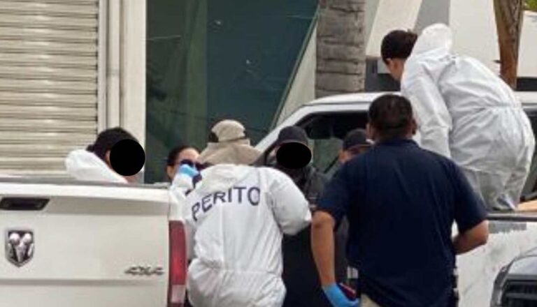 Abandonan un vehículo tipo pick-up con siete cuerpos sin vida