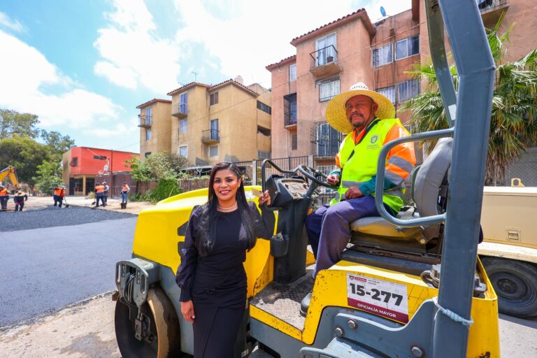 Supervisa alcaldesa obras de bacheo y atiende a la comunidad en Otay Centenario