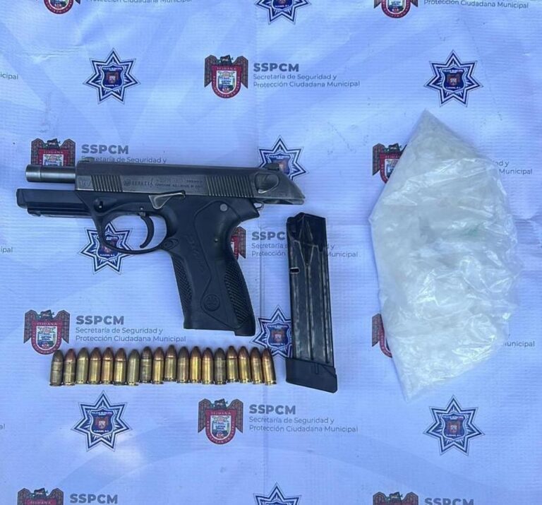 Detienen policías a hombre con arma y droga en Valle Verde