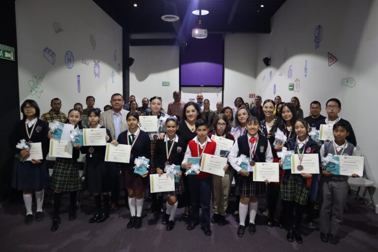 Entrega Ayuntamiento medallas al mérito académico a alumnos de escuelas municipales