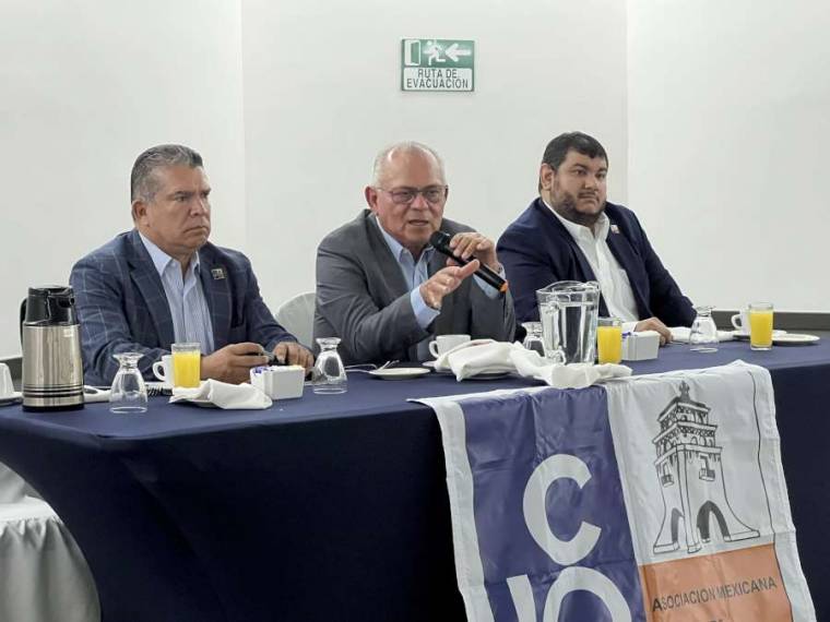 Advierten expertos sobre posible recesión económica en 2026