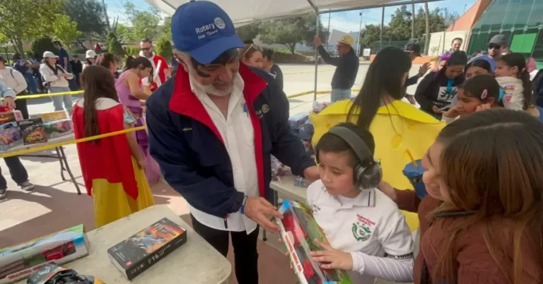 Celebran Rotarios a menores del CAM el Día de Reyes