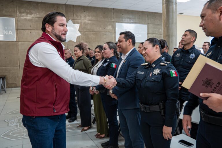 Entrega Ismael Burgueño Ruiz bono anual a mil 823 policías municipales activos