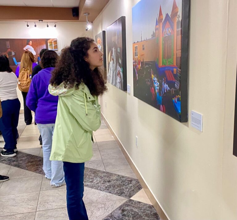 INAUGURAN EXPOSICIÓN FOTOGRÁFICA «MARISOL THE AMERICAN DREAM» EN LA UDCI