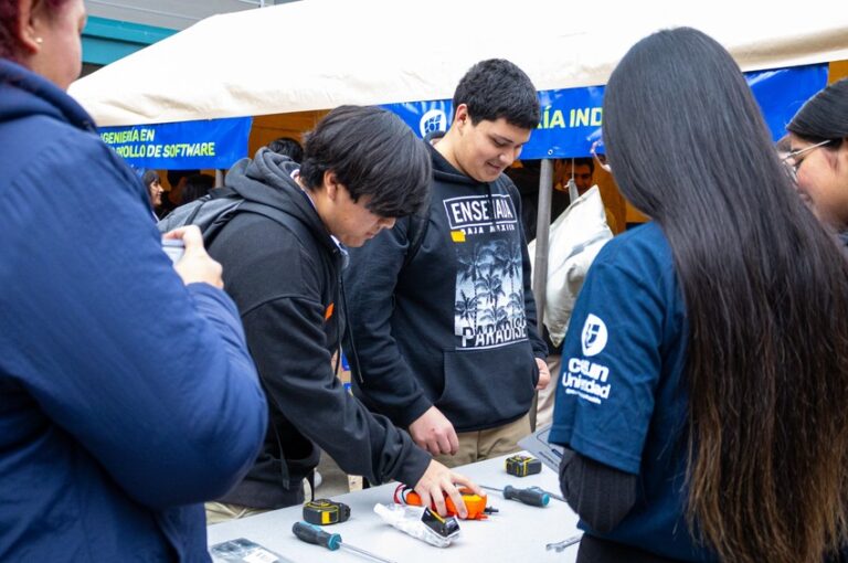 Orientan a jóvenes en la elección de su carrera universitaria