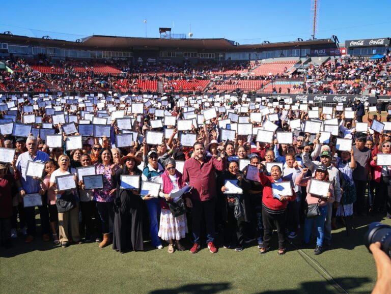 Toma protesta Ismael Burgueño a representantes de mil 91 comités vecinales de Tijuana