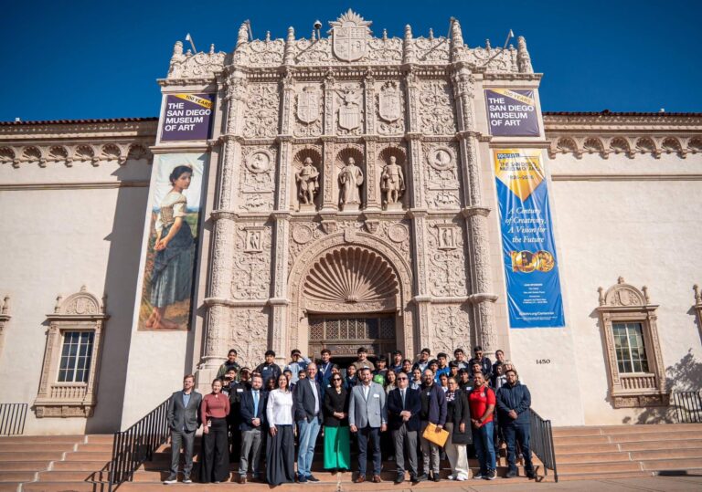 Acompaña Ismael Burgueño a estudiantes de Tijuana a recorrido binacional al Museo de Arte de San Diego