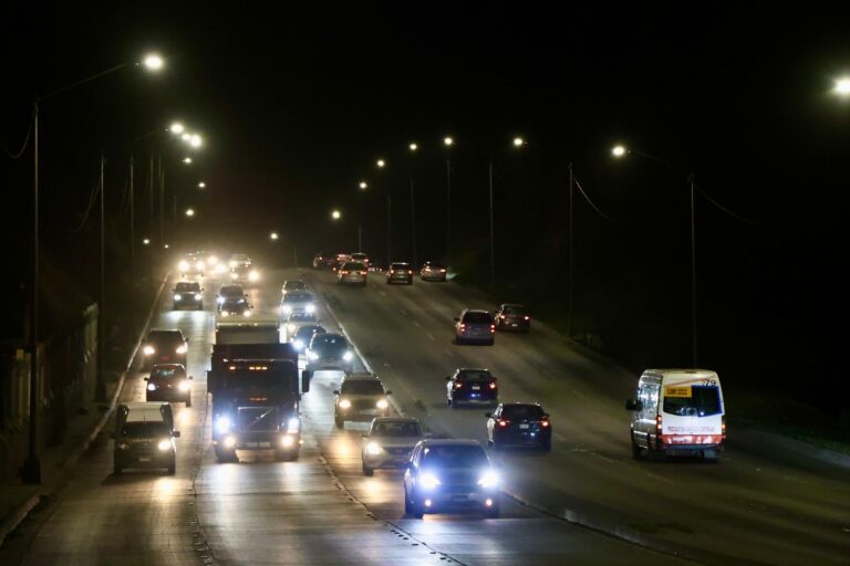 Refuerza Gobierno Municipal de Tijuana iluminación urbana con instalación de 119 luminarias LED en Vía Rápida Oriente