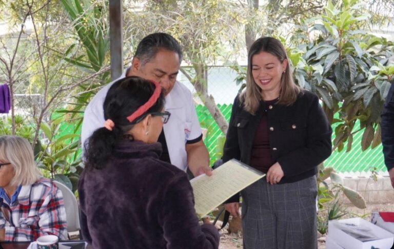 Entrega regidora Melissa Pacheco lentes para mejorar calidad de vida de familias