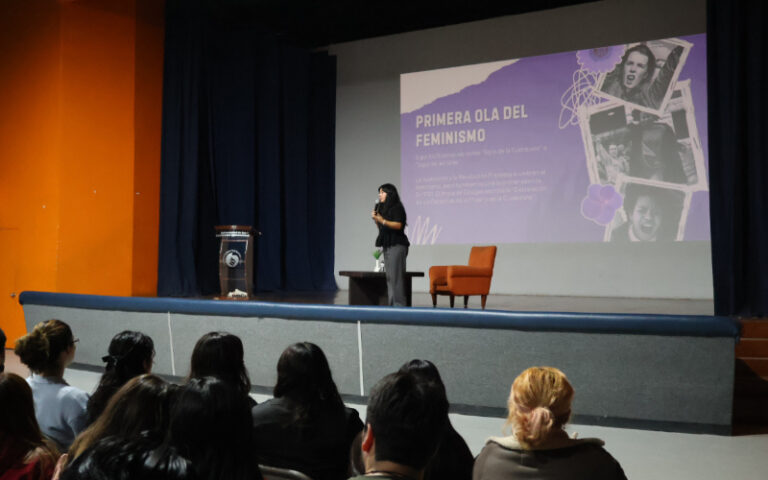Reflexionan en UDCI sobre historia del feminismo y la sororidad