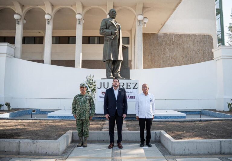Encabeza presidente municipal Ismael Burgueño la ceremonia conmemorativa del 220 Aniversario del natalicio de Benito Juárez García