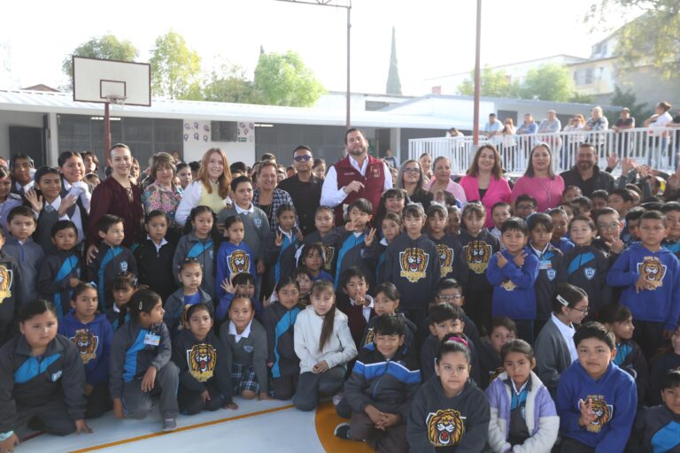 Entrega presidente municipal Ismael Burgueño material para la Escuela Primaria Municipal ‘Club de Leones’