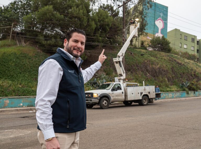 Supervisa Ismael Burgueño instalación de 120 luminarias LED en Infonavit Lomas Verdes