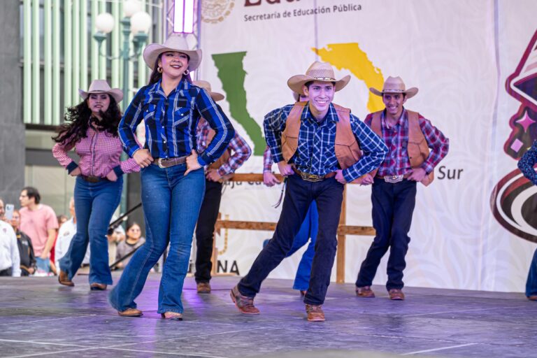 Asiste Ismael Burgueño al concierto ‘Jóvenes DGETI por la Paz’ en la avenida Revolución
