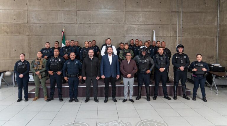 Entrega Ismael Burgueño cámaras corporales a elementos de la Policía Municipal de Tijuana
