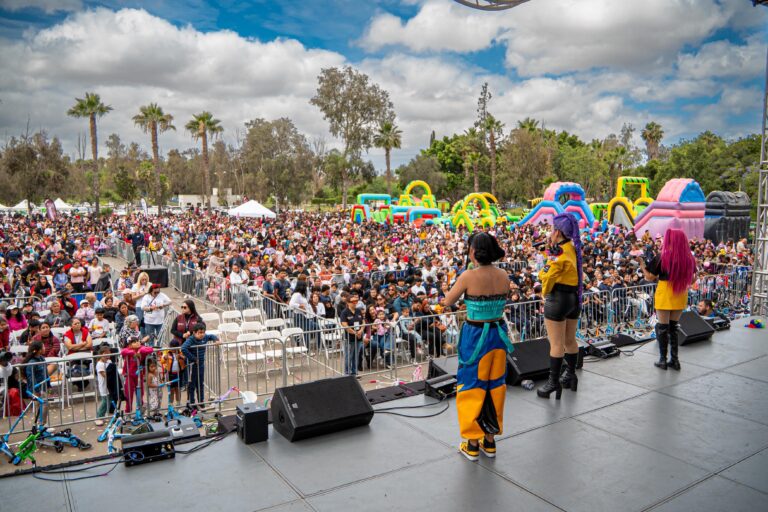 Celebra Ismael Burgueño Día de la Niña y el Niño con show tributo a las Guerreras K-Pop ante más de 10 mil asistentes